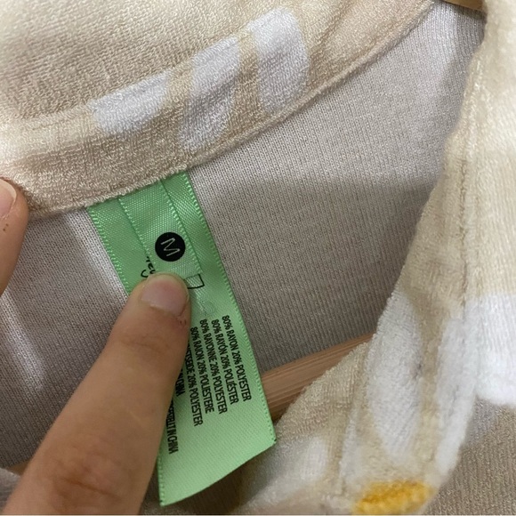 Women's Daisy Print Terrycloth Cream Button Down Short Sleeve Top - Picture 4 of 7